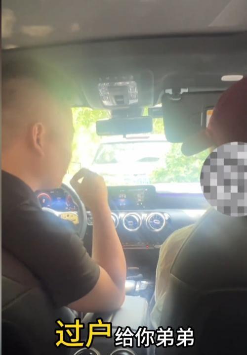 女孩上海买房父母让过户弟弟，拒绝后险被送精神病院，幸好有准备