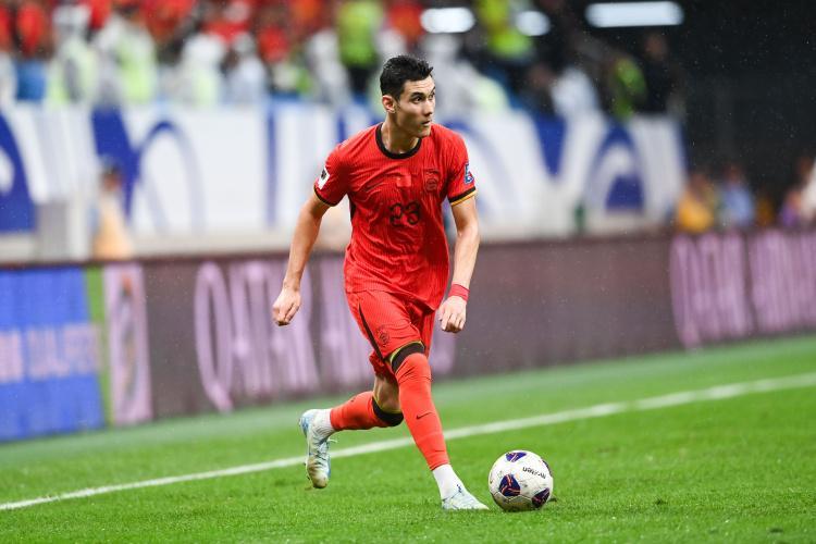 媒体人:拜合拉木不会站着不动左看右看,有些球员传完球就不动了